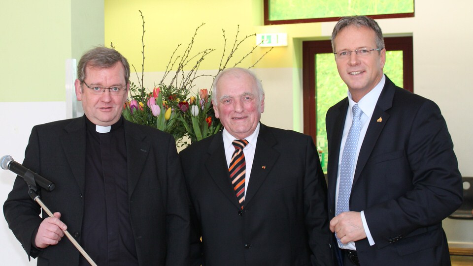 v.l.n.r.: Pastor Franz  Gerards, Altbrgermeister Dieter Happ, Brgermeister Marcus Mombauer (Bild: Robert Scheuermeyer)