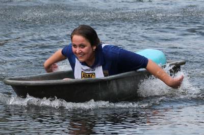 Badewannenrennen Rsrath: Teilnehmerin (Bild: Robert Scheuermeyer)