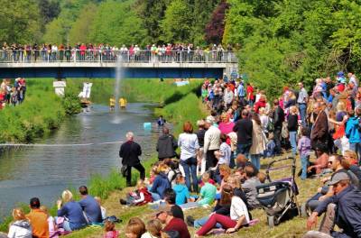 Badewannenrennen Rsrath: Zuschauer (Bild: Robert Scheuermeyer)