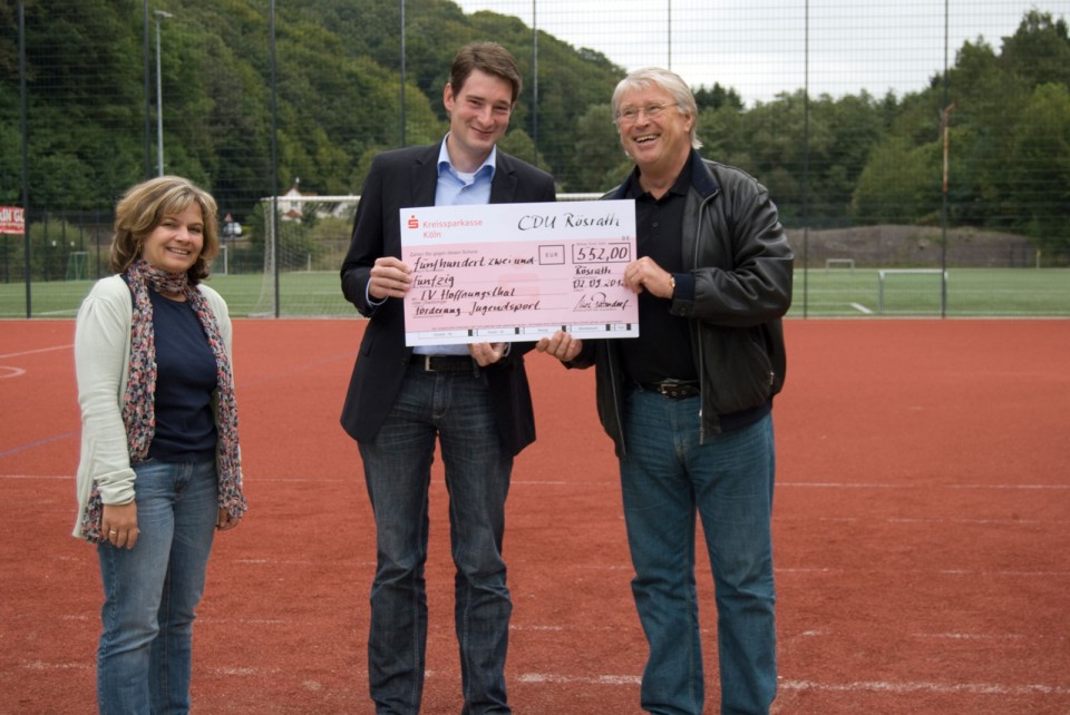 CDU-Parteivorsitzender Uwe Pakendorf (Mitte) bergibt die Einnahmen aus dem Bratwurstverkauf an den Vorsitzenden des Sportvereins TV Hoffnungsthal (rechts) und die Geschftsfhrerin Carmen Berens.