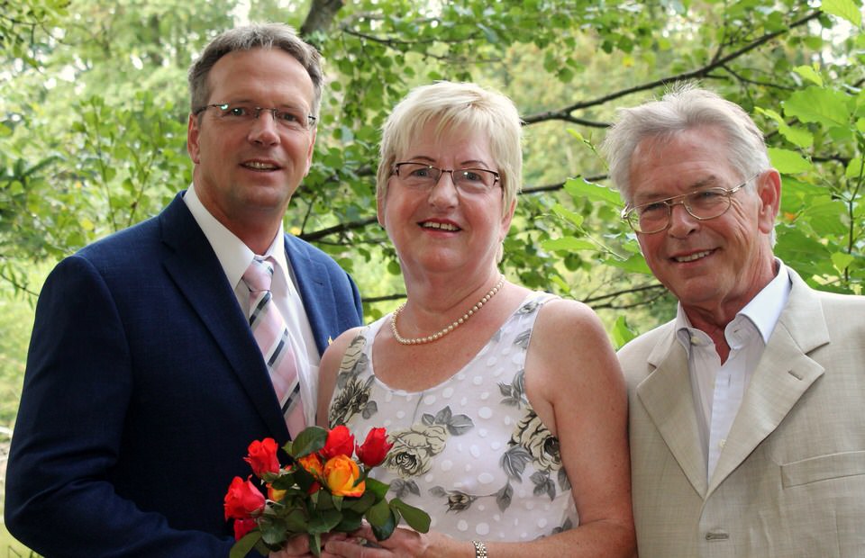 Brgermeister Marcus Mombauer und Landtagsabgeordneter Holger Mller gratulieren der Rosenknigin und Stadtratsmitglied (CDU) Helmi Htten.