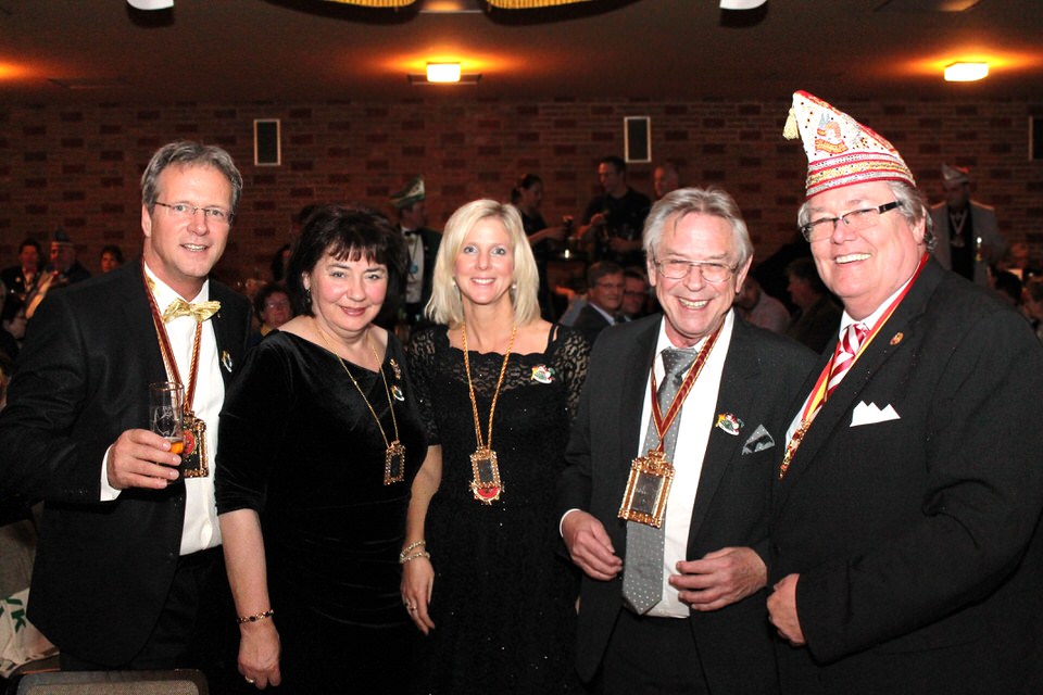 Brgermeister Marcus Mombauer, Alice Mller, Susanne Mombauer, Landtagsabgeordneter Holger Mller,  Prsident und 1.Vorsitzender Alte Klner Karnevalsgesellschaft Schnsse Tring 1901 e.V. Achim Kaschny (Bild: Robert Scheuermeyer)