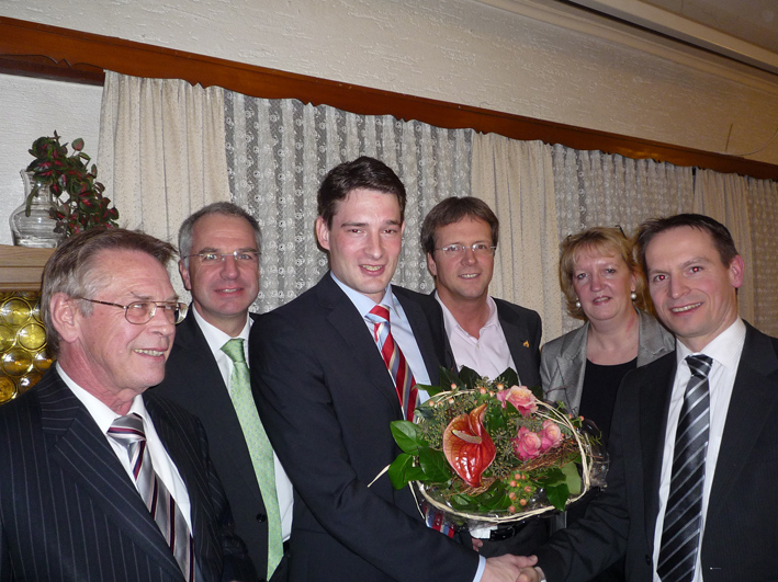 Holger Müller MdL, Rainer Deppe MdL, Bürgermeister Marcus Mombauer, Birgitta Wasser und Dr. Markus Heider gratulieren Uwe Pakendorf nach seiner Wahl